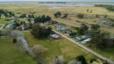 Vista aérea del barrio privado y la laguna