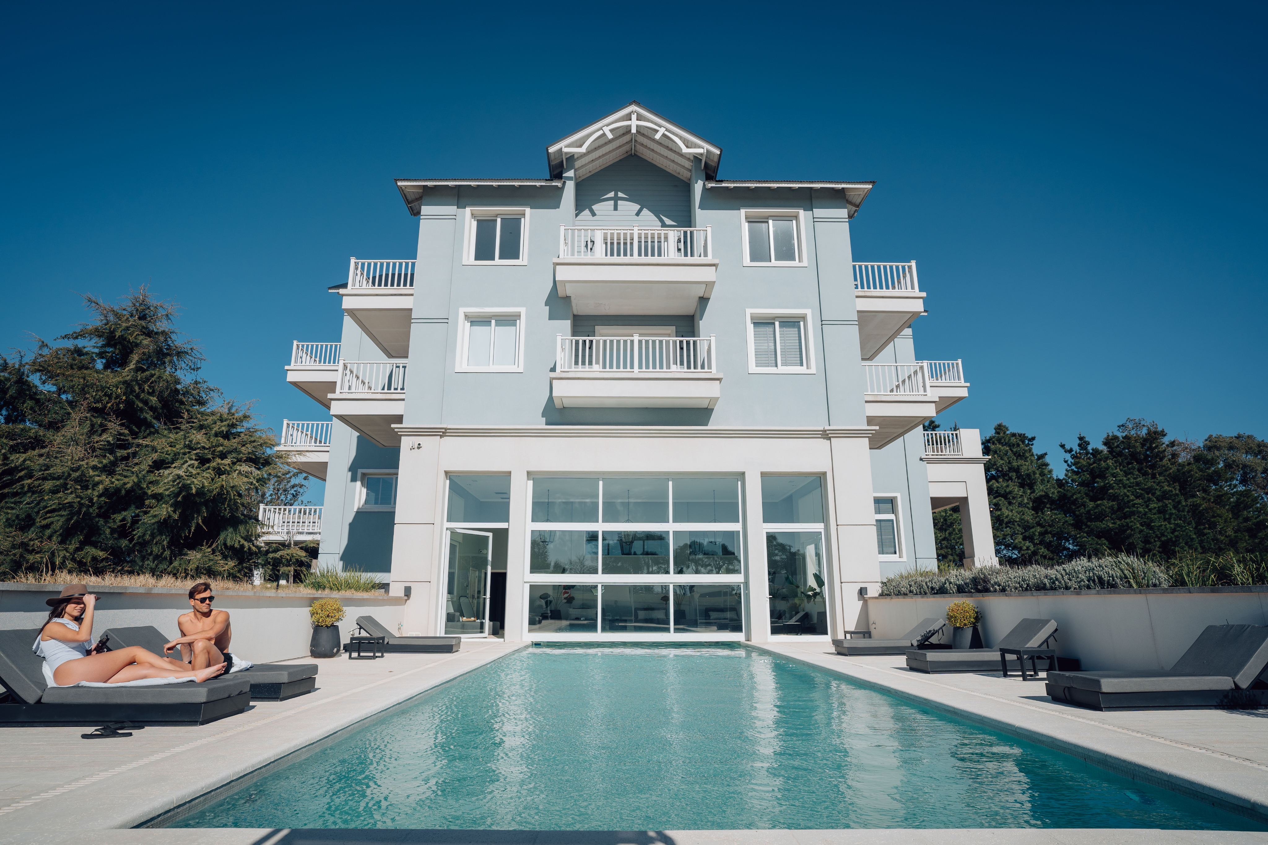 Edificio con piscina vista frontal