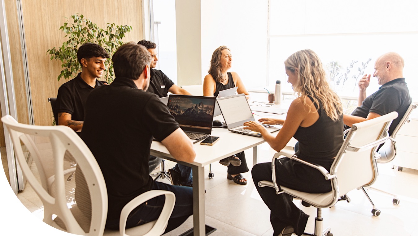 Equipo reunido en oficina